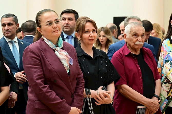 bp və tərəfdaşları yeni sərgi zalları və “Azərbaycan təsviri sənətinin inciləri. Qızıl kolleksiya”nı təqdim etdi — VİDEO/FOTOLAR bp və tərəfdaşları yeni sərgi zalları və “Azərbaycan təsviri sənətinin inciləri. Qızıl kolleksiya”nı təqdim etdi — VİDEO/FOTOLAR