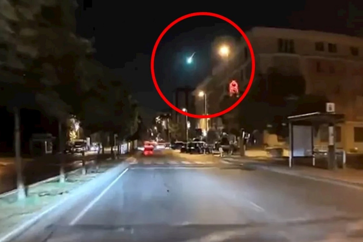 İstanbulda səmasında meteorit göründü: Görüntülər kameraya düşdü — VİDEO