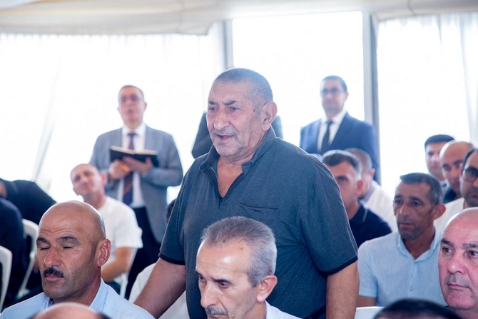 Rüstəm Xəlilov Dağüstü yaşayış sahəsində sakinlərlə görüş keçirib — FOTOLAR Rüstəm Xəlilov Dağüstü yaşayış sahəsində sakinlərlə görüş keçirib — FOTOLAR