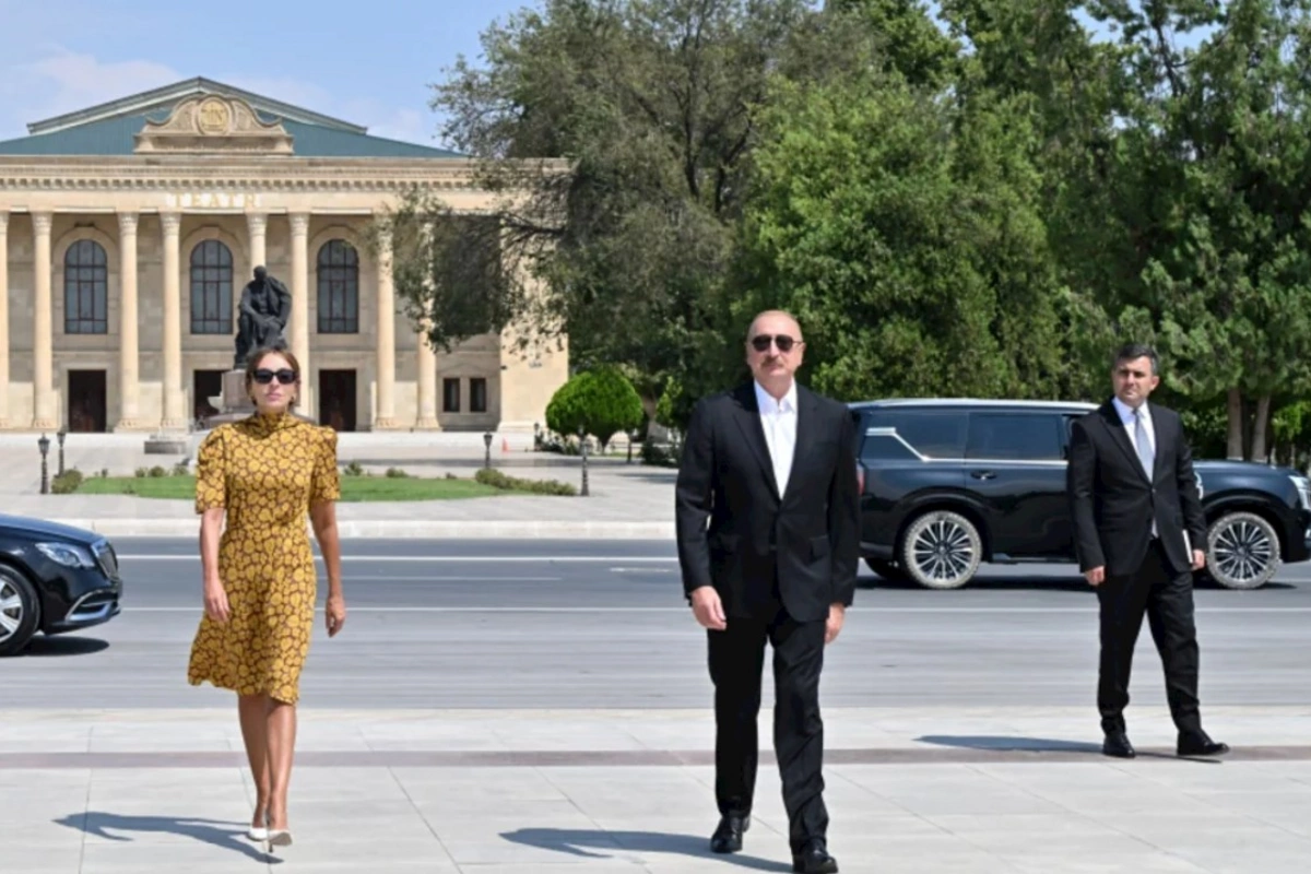 İlham Əliyev ümummilli liderin Naxçıvan şəhərinin mərkəzində ucaldılan abidəsini ziyarət edib — FOTOLAR