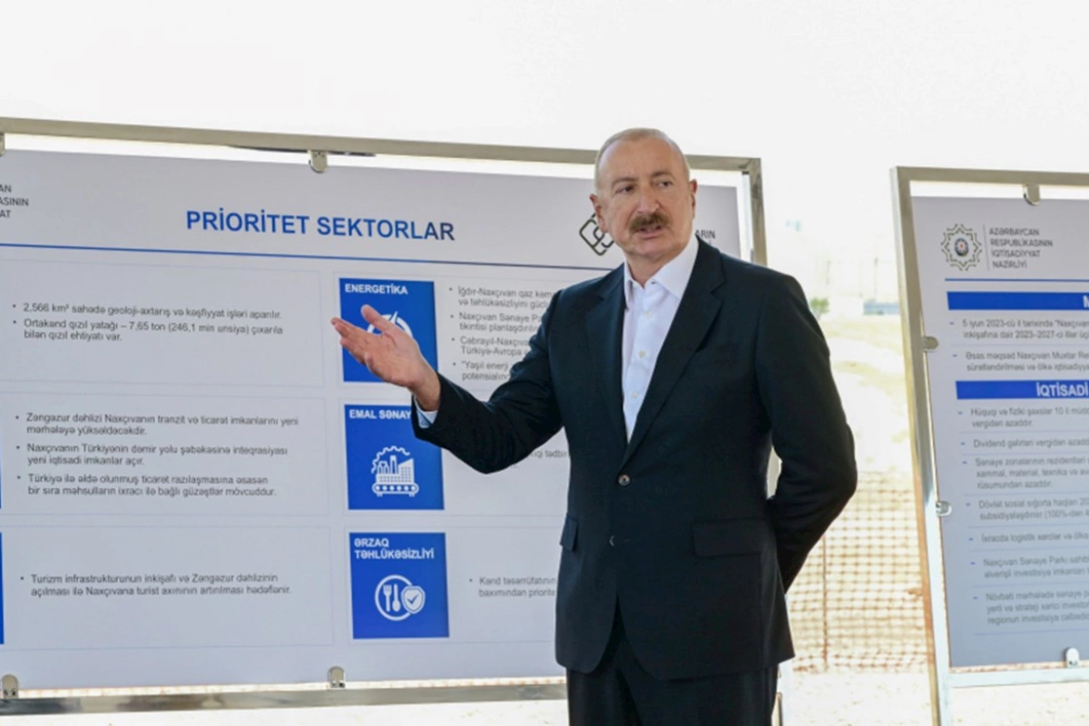 Prezident Naxçıvanda yeni elektrik avtobuslarına baxdı
