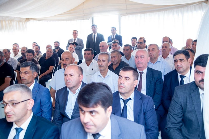 Rüstəm Xəlilov Dağüstü yaşayış sahəsində sakinlərlə görüş keçirib — FOTOLAR Rüstəm Xəlilov Dağüstü yaşayış sahəsində sakinlərlə görüş keçirib — FOTOLAR