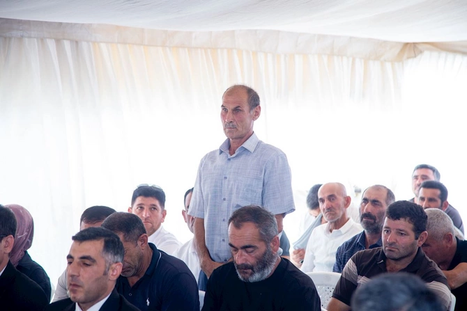 Rüstəm Xəlilov Dağüstü yaşayış sahəsində sakinlərlə görüş keçirib — FOTOLAR Rüstəm Xəlilov Dağüstü yaşayış sahəsində sakinlərlə görüş keçirib — FOTOLAR