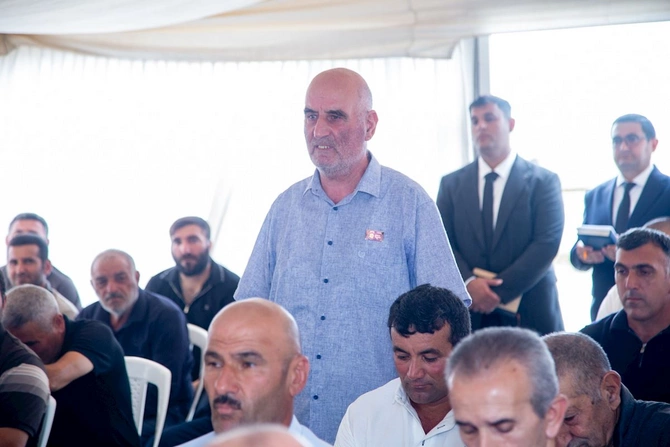 Rüstəm Xəlilov Dağüstü yaşayış sahəsində sakinlərlə görüş keçirib — FOTOLAR Rüstəm Xəlilov Dağüstü yaşayış sahəsində sakinlərlə görüş keçirib — FOTOLAR