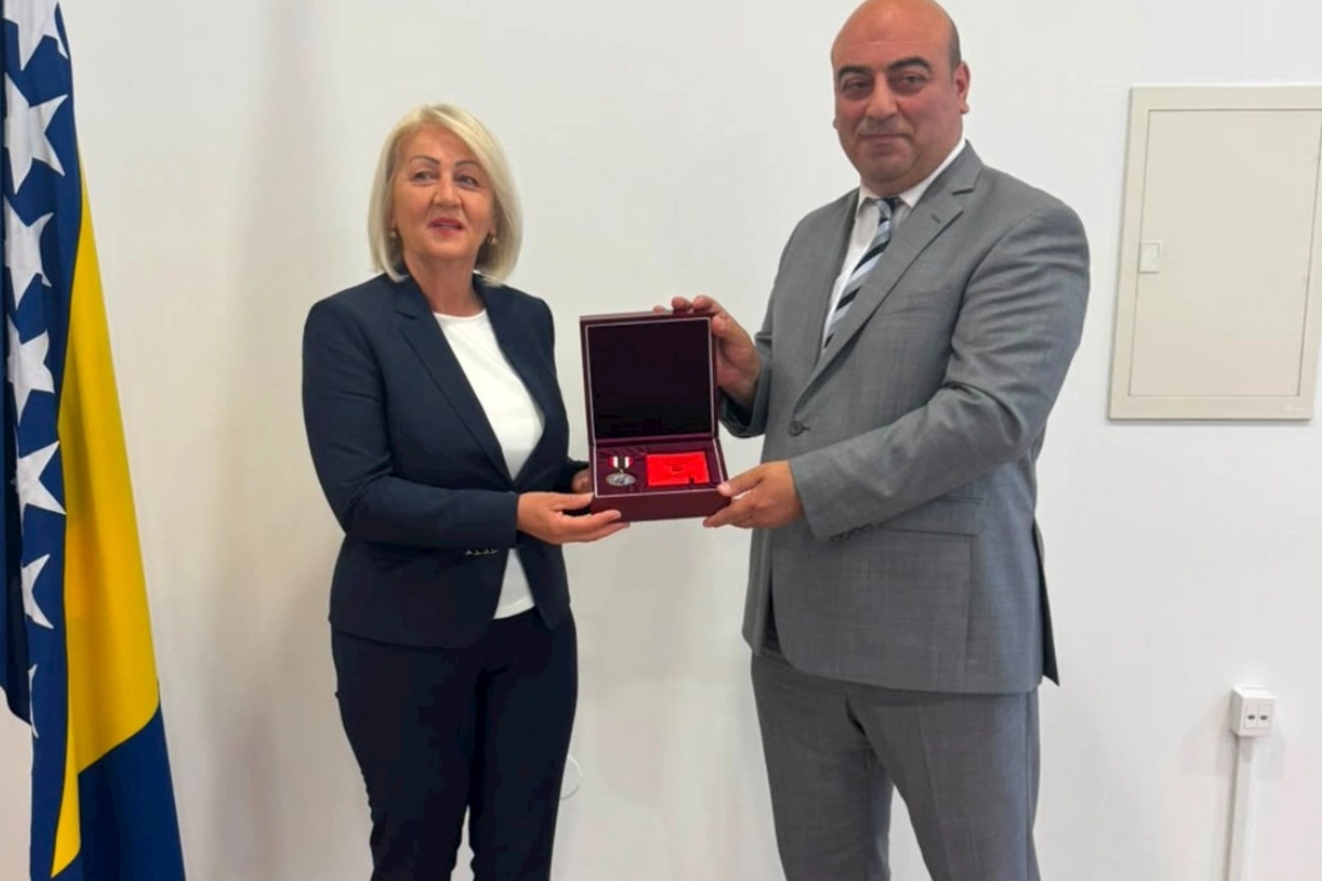 Bosniya və Herseqovinanın Nazirlər Şurasının sədri xanım Borjana Krišto “Jurnalistlərin dostu” qızıl ordeni ilə təltif olunub