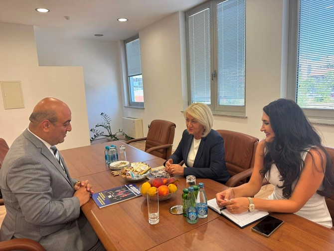 Bosniya və Herseqovinanın Nazirlər Şurasının sədri xanım Borjana Krišto “Jurnalistlərin dostu” qızıl ordeni ilə təltif olunub