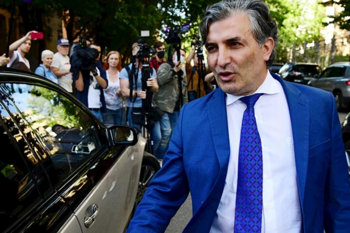 Rusiyada həbsdə olan Elman Paşayevin lüks avtomobili hərraca çıxarıldı