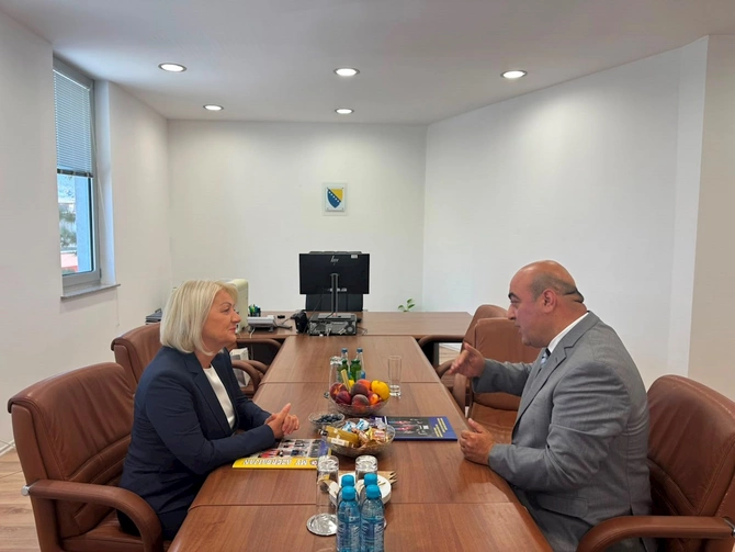 Bosniya və Herseqovinanın Nazirlər Şurasının sədri xanım Borjana Krišto “Jurnalistlərin dostu” qızıl ordeni ilə təltif olunub