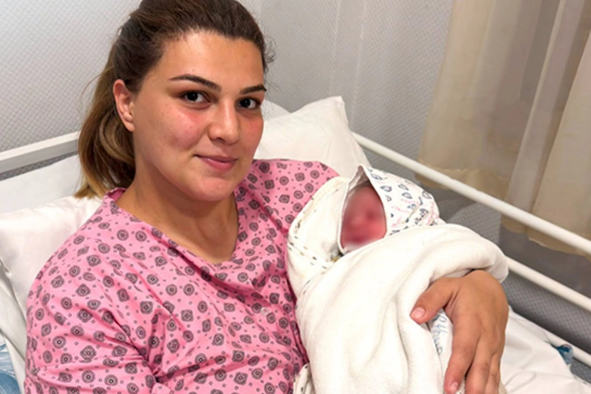 Təcili yardım maşınında uşaq dünyaya gətirdi — FOTOLAR