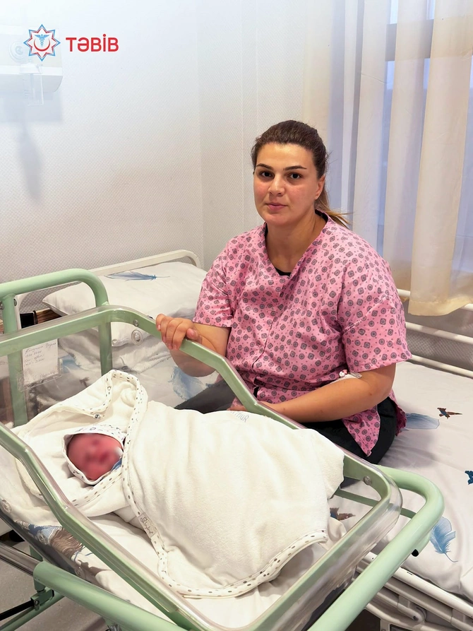 Təcili yardım maşınında uşaq dünyaya gətirdi — FOTOLAR Təcili yardım maşınında uşaq dünyaya gətirdi — FOTOLAR