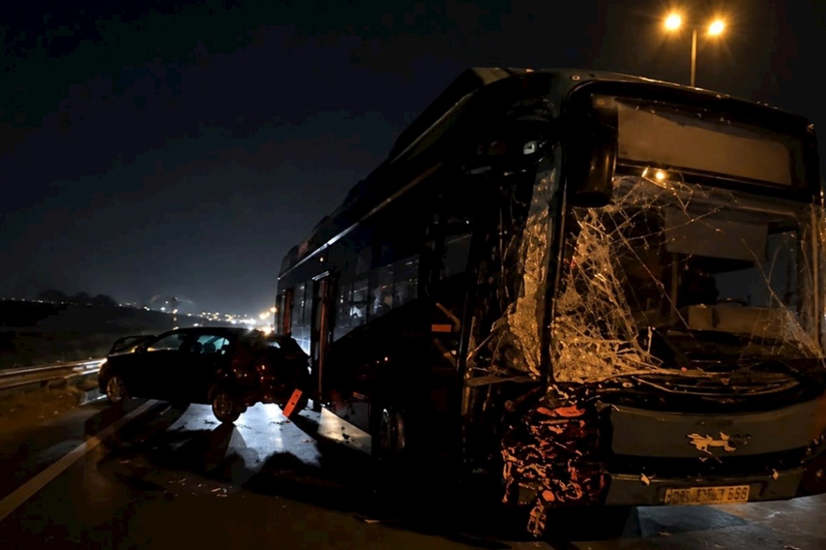 Aeroport yolunda “Opel”lə marşrut avtobusu toqquşdu — VİDEO