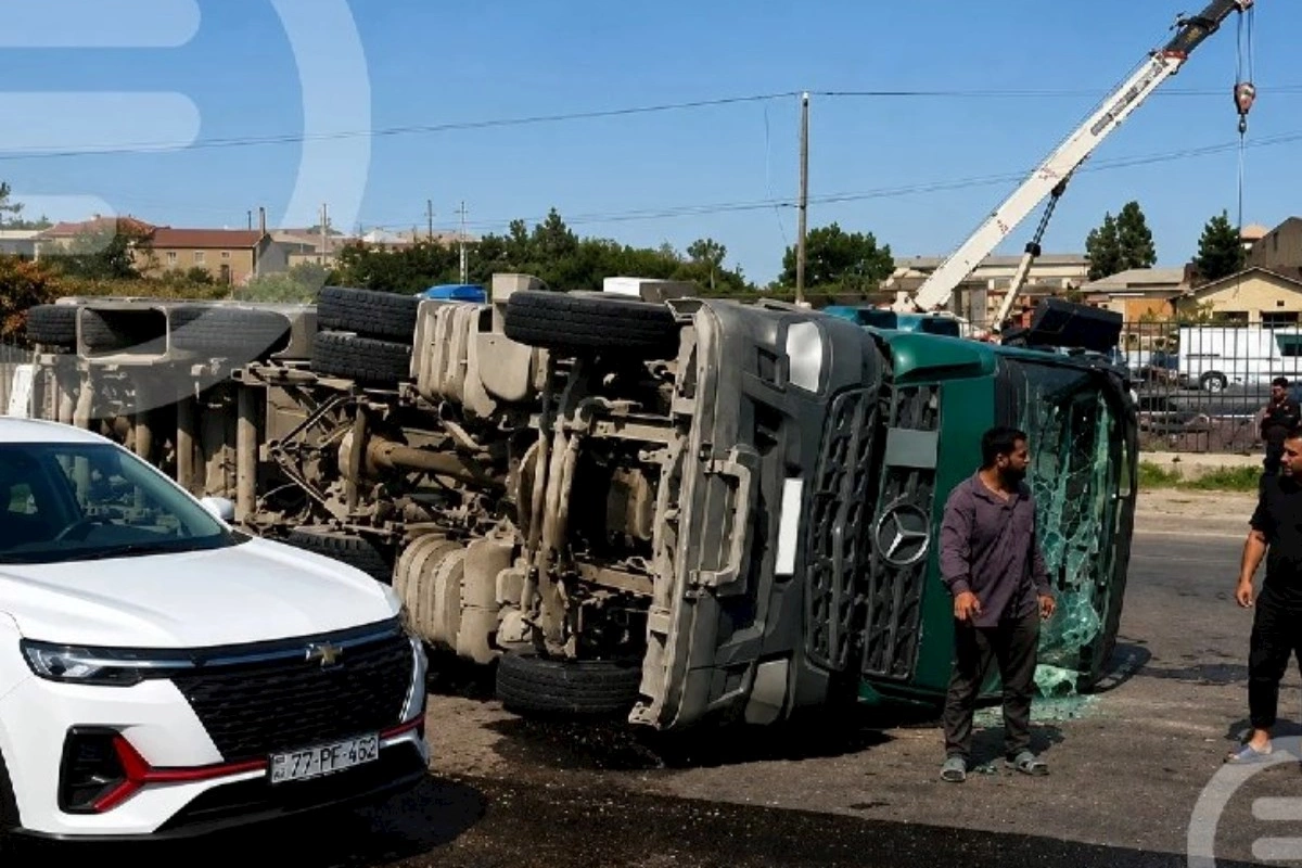 Bakıda TIR aşdı: Dizel yola dağıldı — VİDEO