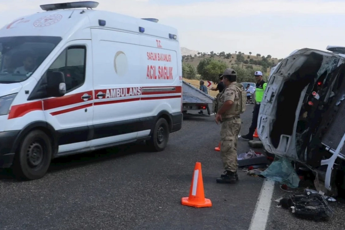 Türkiyədə nişana gedən mikroavtobus aşıb, 7 nəfər ölüb