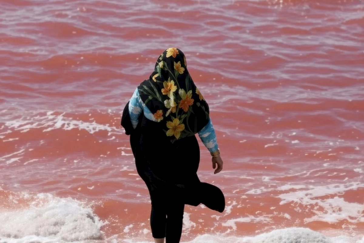 Urmiya gölü qırmızı rəngə boyandı