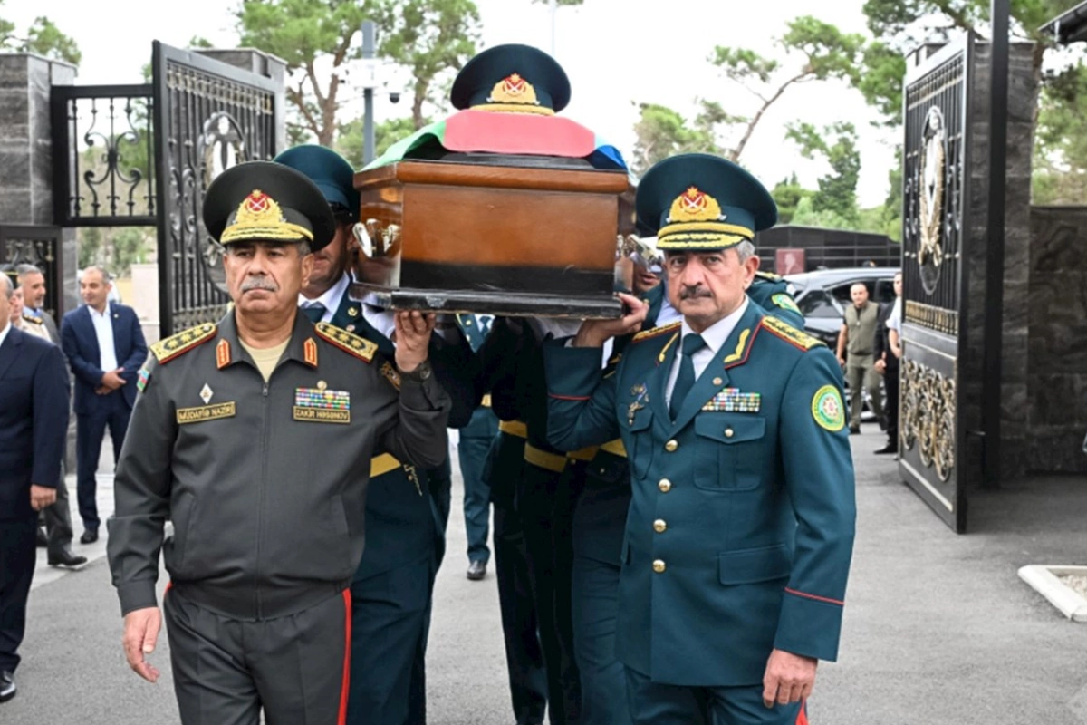 Zakir Həsənovla Elçin Quliyev generalın dəfnində — FOTOLAR