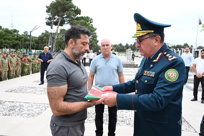Zakir Həsənovla Elçin Quliyev generalın dəfnində — FOTOLAR