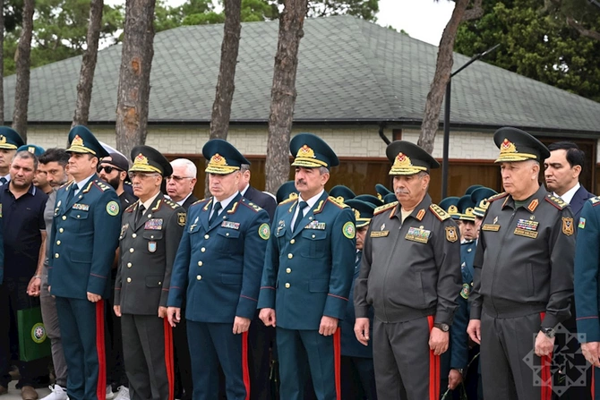 Zakir Həsənovla Elçin Quliyev generalın dəfnində — FOTOLAR