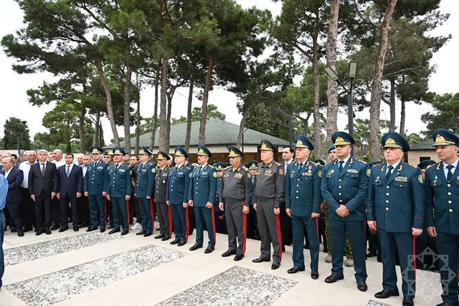 Zakir Həsənovla Elçin Quliyev generalın dəfnində — FOTOLAR