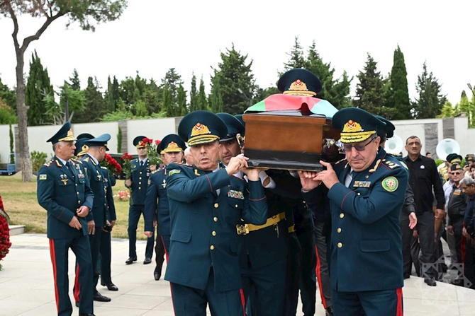 Zakir Həsənovla Elçin Quliyev generalın dəfnində — FOTOLAR