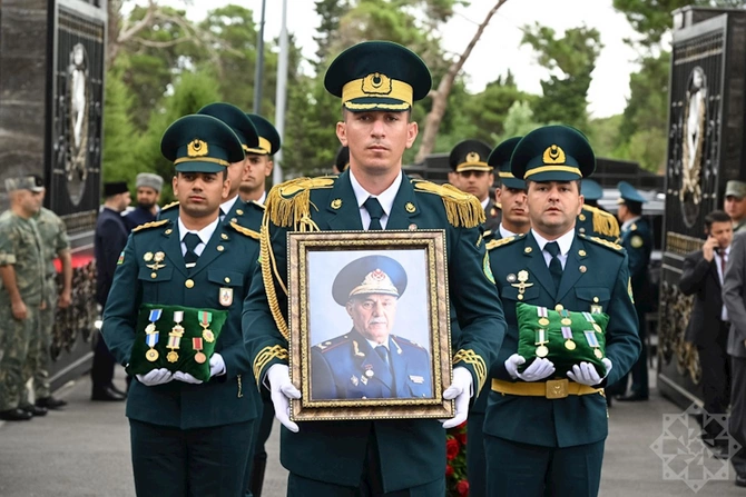 Zakir Həsənovla Elçin Quliyev generalın dəfnində — FOTOLAR
