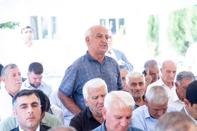 Rüstəm Xəlilov Kərimbəyli kəndinin sakinləri ilə görüşdü — FOTOLAR Rüstəm Xəlilov Kərimbəyli kəndinin sakinləri ilə görüşdü — FOTOLAR