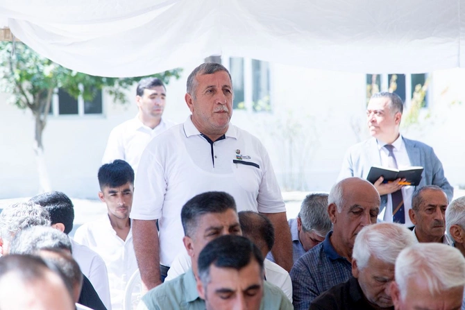 Rüstəm Xəlilov Kərimbəyli kəndinin sakinləri ilə görüşdü — FOTOLAR Rüstəm Xəlilov Kərimbəyli kəndinin sakinləri ilə görüşdü — FOTOLAR
