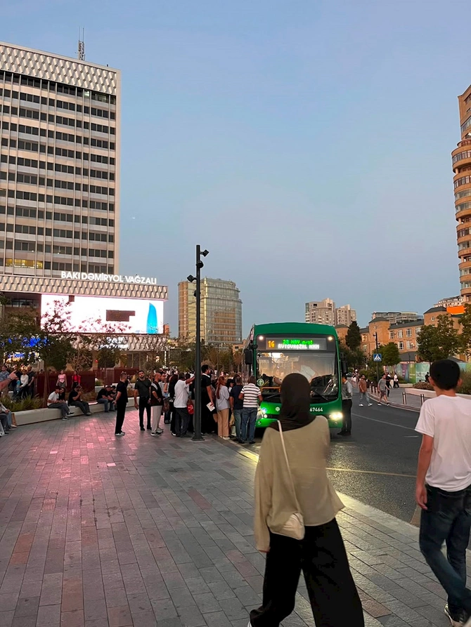 Metrodakı dəyişiklikdən sonra 28 may yaxınlığında vəziyyət belədir — FOTOREPORTAJ Metrodakı dəyişiklikdən sonra 28 may yaxınlığında vəziyyət belədir — FOTOREPORTAJ