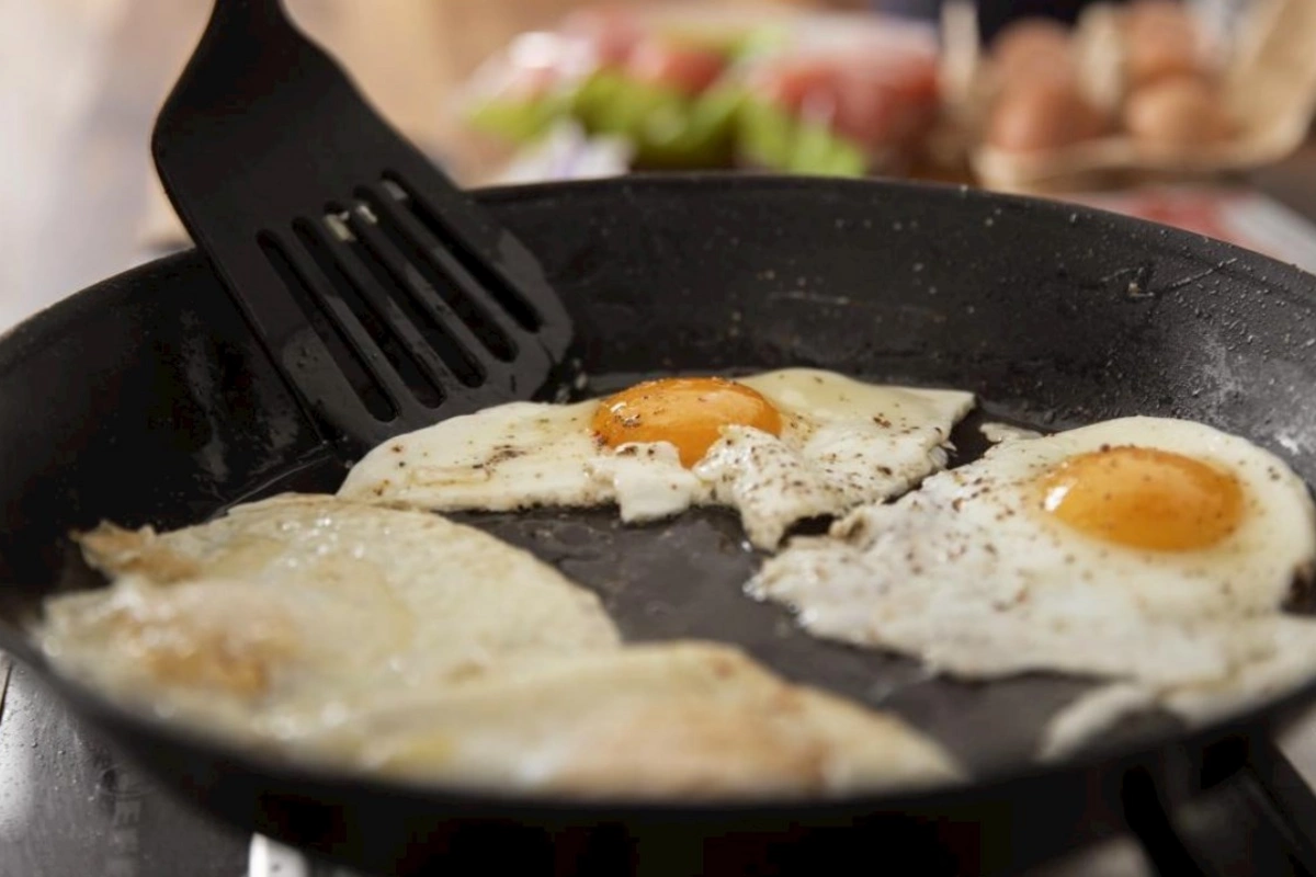 Çoxillik yanıq qatını tavadan qəpik-quruşa necə təmizləmək olar? — Restoran üsulu