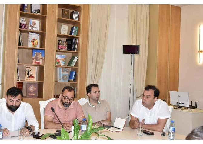 Mədəniyyət Nazirliyinin təşkilatçılığı ilə yazar və naşirlərlə görüş təşkil edilib — FOTOLAR