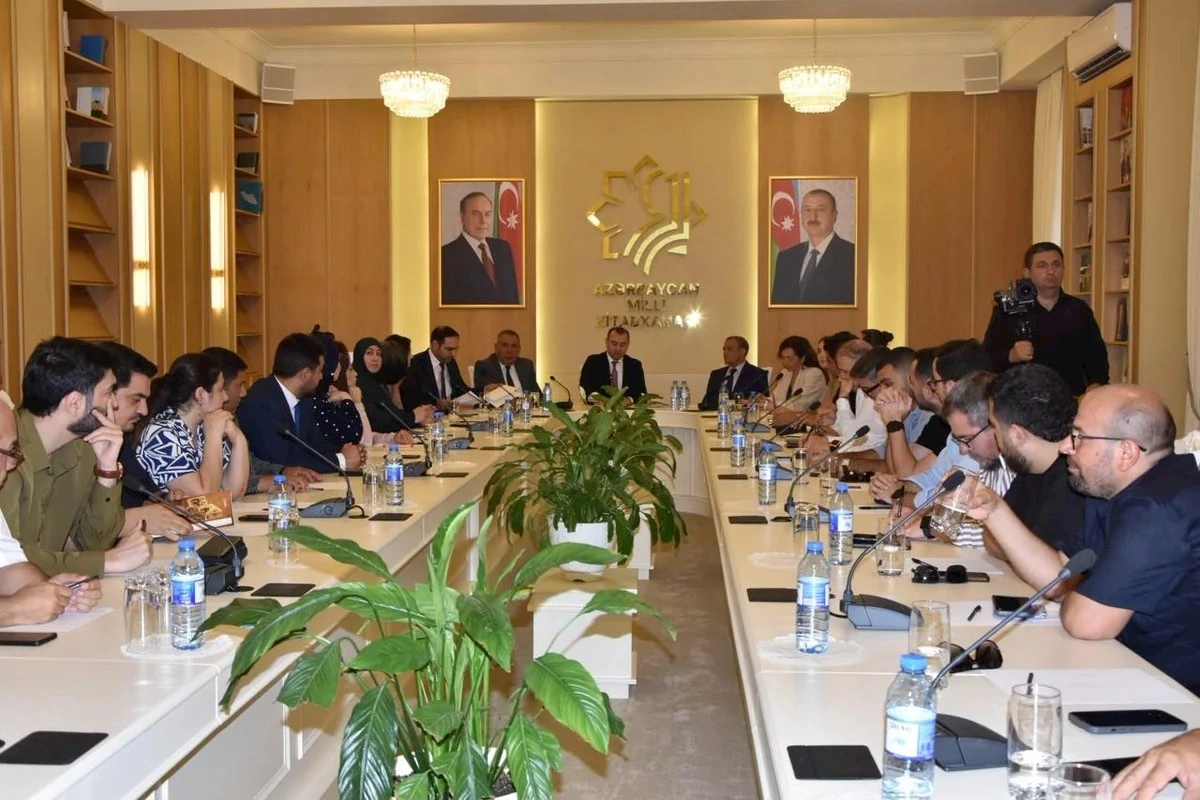 Mədəniyyət Nazirliyinin təşkilatçılığı ilə yazar və naşirlərlə görüş təşkil edilib — FOTOLAR