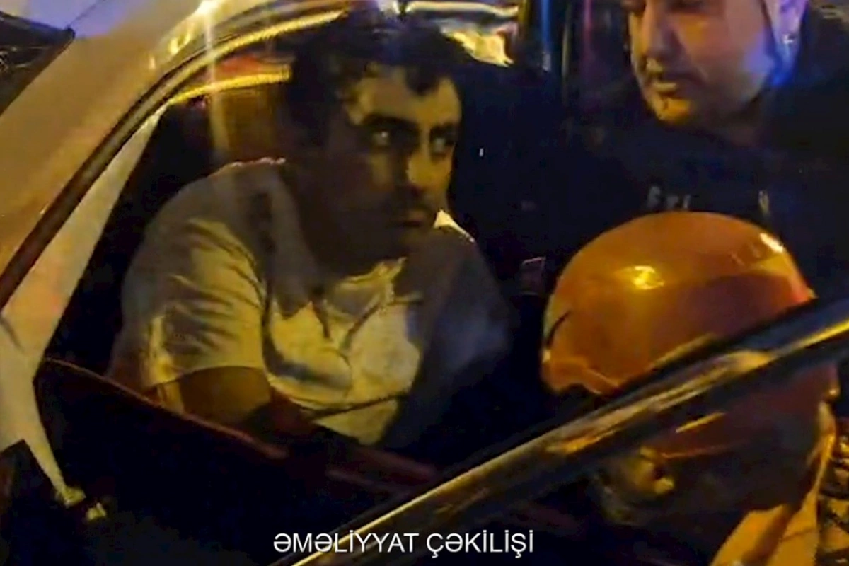 Maşında sıxılan şəxsi FHN əməkdaşları xilas etdi — VİDEO
