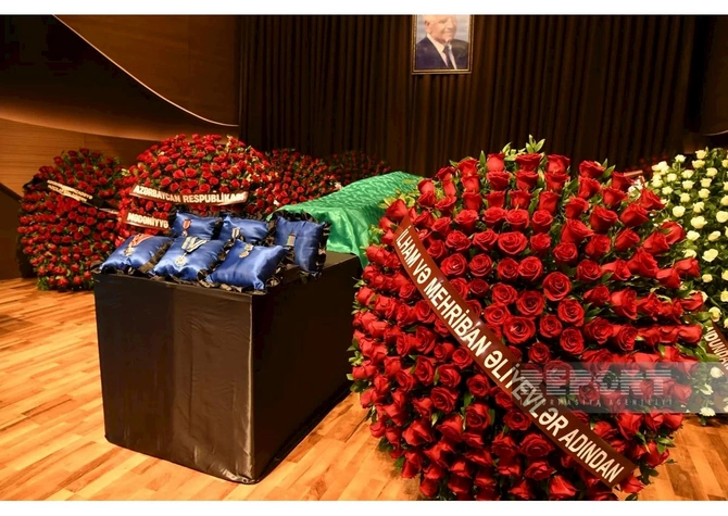 Prezident və xanımı Nəriman Həsənzadənin vida mərasiminə əklil göndərdi — FOTO