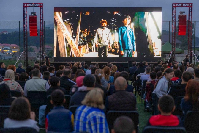“AzerGold” və Bakı Media Mərkəzinin təşkilatçılığı ilə Daşkəsəndə milli kino seansı keçirilib — FOTOLAR