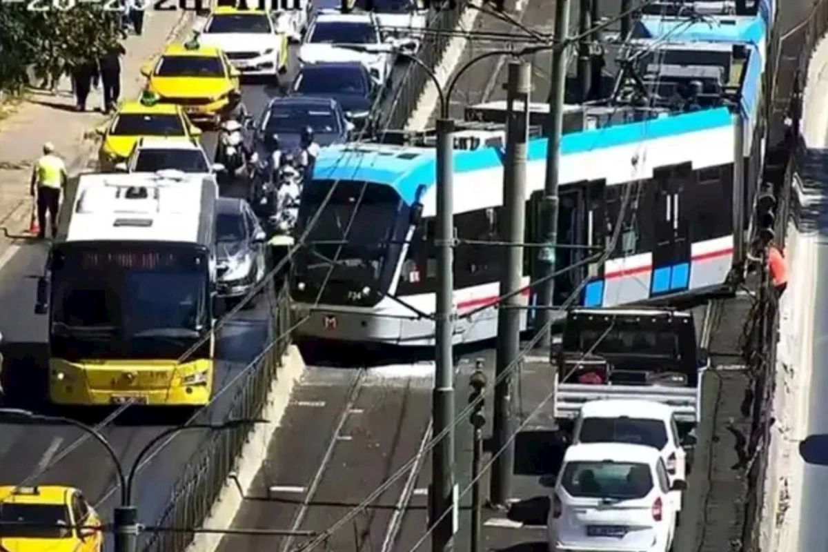 İstanbulda tramvay relsdən çıxdı: Sərnişinlər təxliyə edildi