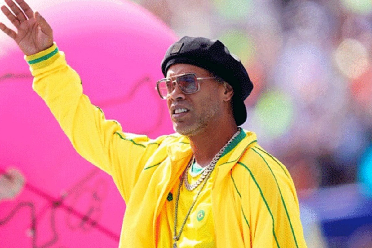 46 yaşlı Ronaldinyo 11 il sonra futbola qayıtdı