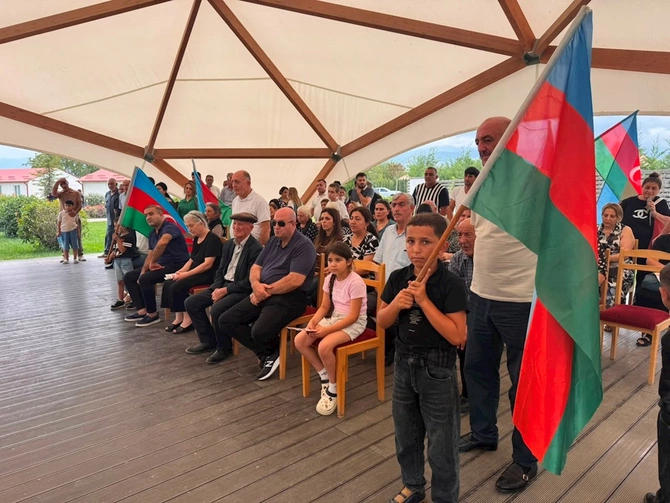 Növbəti köç karvanları Xankəndi, Xocalı və Ağdərəyə çatıb, açarlar təqdim edilib — FOTOLAR (YENİLƏNİB) Növbəti köç karvanları Xankəndi, Xocalı və Ağdərəyə çatıb, açarlar təqdim edilib — FOTOLAR (YENİLƏNİB)