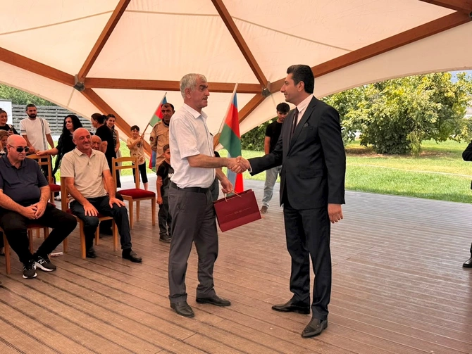 Növbəti köç karvanları Xankəndi, Xocalı və Ağdərəyə çatıb, açarlar təqdim edilib — FOTOLAR (YENİLƏNİB) Növbəti köç karvanları Xankəndi, Xocalı və Ağdərəyə çatıb, açarlar təqdim edilib — FOTOLAR (YENİLƏNİB)