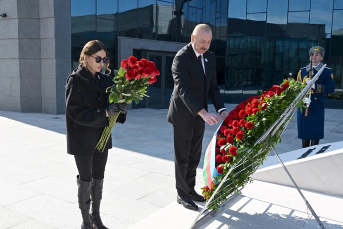 Prezidentlə xanımı Ümummilli Liderin memorial kompleksini ziyarət etdilər