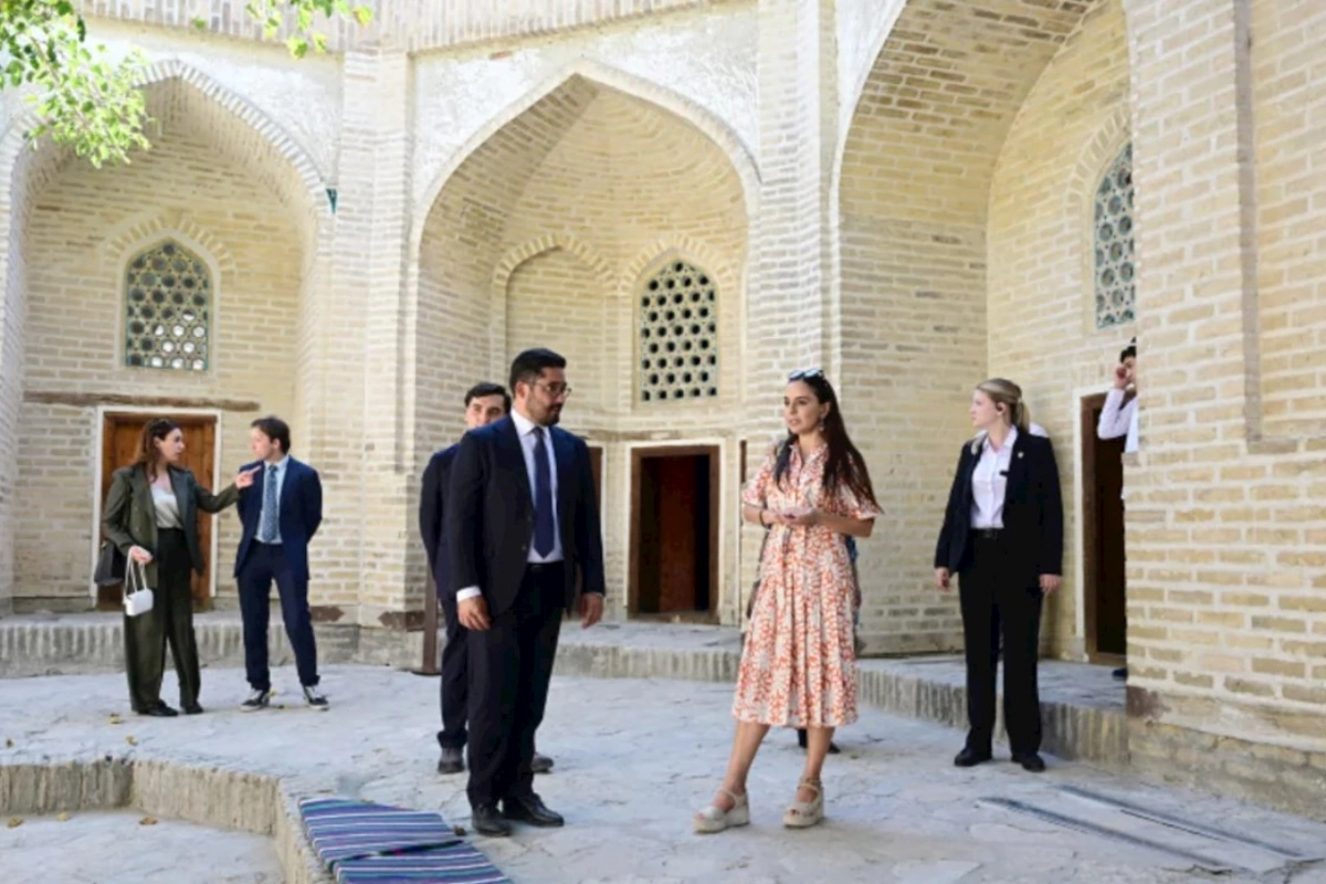 Leyla Əliyeva ilk Buxara Biennalesinin əsərləri ilə tanış olub — FOTOLAR