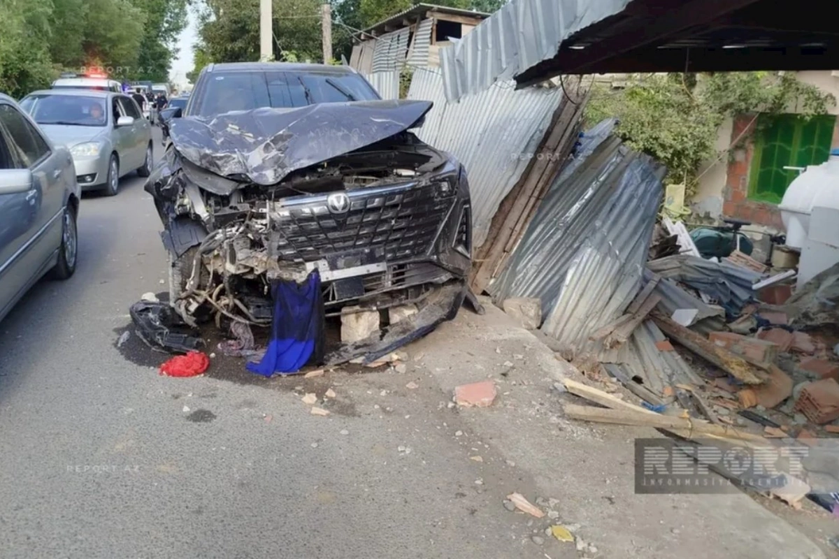 Bərdədə avtomobil yaşayış evinə çırpıldı: Xəsarət alanlar var — FOTO