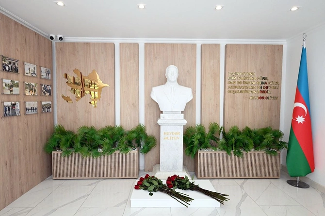 Mədəniyyət naziri Adil Kərimli Laçın şəhərində vətəndaşların müraciətlərini dinləyib — FOTOLAR Mədəniyyət naziri Adil Kərimli Laçın şəhərində vətəndaşların müraciətlərini dinləyib — FOTOLAR