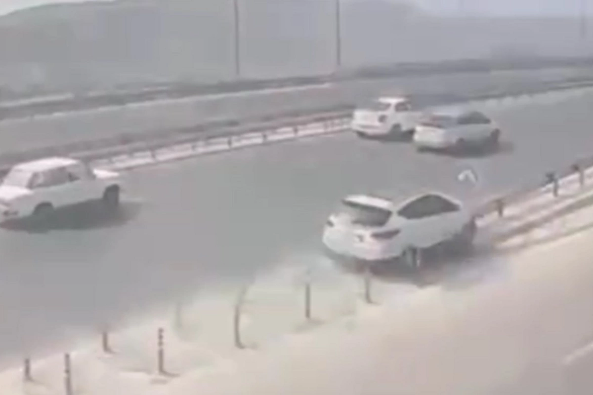 Bakıda sükan arxasında yuxulayan sürücü qəza törətdi — Anbaan video