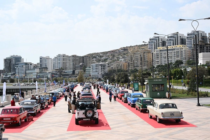 Bulvarda klassik avtomobillərin sərgisi keçirilir — FOTOLAR