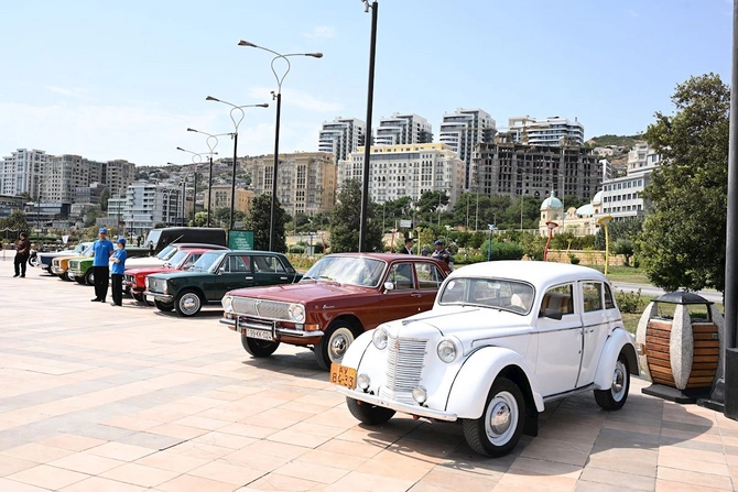 Bulvarda klassik avtomobillərin sərgisi keçirilir — FOTOLAR