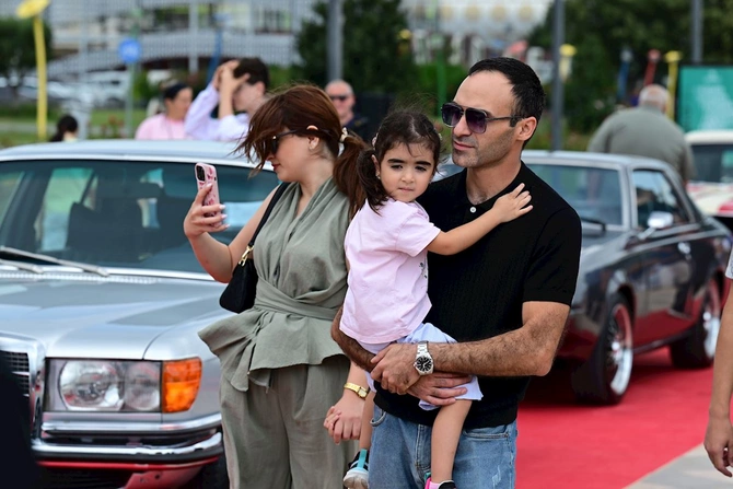Bulvarda klassik avtomobillərin sərgisi keçirilir — FOTOLAR