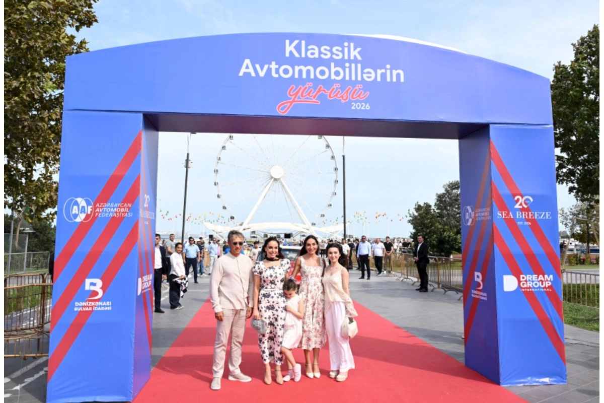 Leyla Əliyeva və Arzu Əliyeva klassik avtomobillərin yürüşü və sərgisini izləyiblər