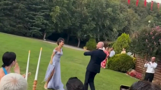 Şevket Çoruhun qızı nişanlandı: Gecəyə məşhurlar axın etdi — FOTOLAR Şevket Çoruhun qızı nişanlandı: Gecəyə məşhurlar axın etdi — FOTOLAR