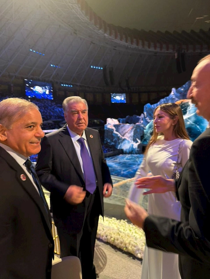 Prezident Putinlə ayaqüstü söhbət etdi — FOTO Prezident Putinlə ayaqüstü söhbət etdi — FOTO