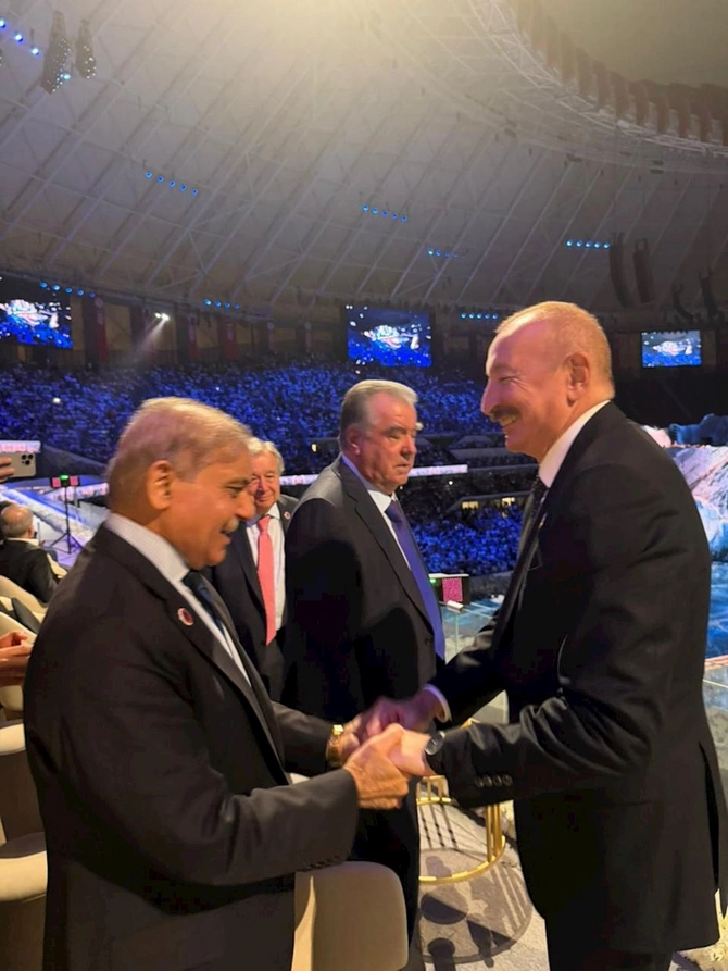 Prezident Putinlə ayaqüstü söhbət etdi — FOTO Prezident Putinlə ayaqüstü söhbət etdi — FOTO