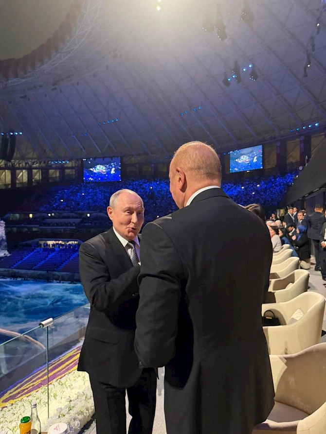 Prezident Putinlə ayaqüstü söhbət etdi — FOTO Prezident Putinlə ayaqüstü söhbət etdi — FOTO